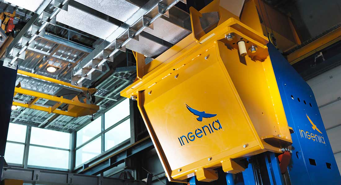 The INGENIA lifting- / lowering station is tailor made for the hot dip
galvanizing industry and is one of the main components within the INGENIA material handling systems.
Photo source: INGENIA GmbH
