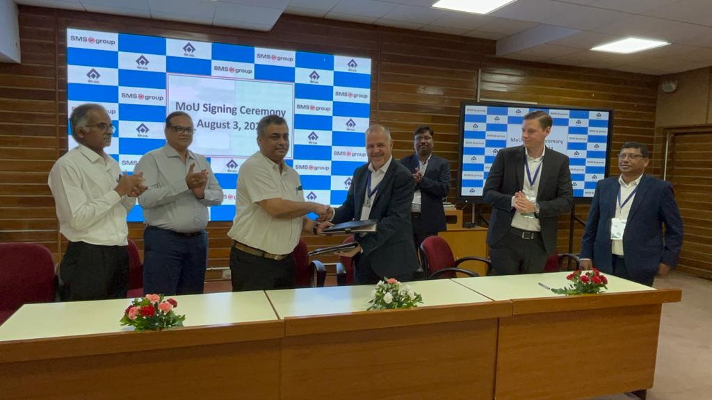 Marco Asquini and Shri Saumya Tokdar showing solidarity in their decarbonization objectives at the MoU signing ceremony held in Ranchi