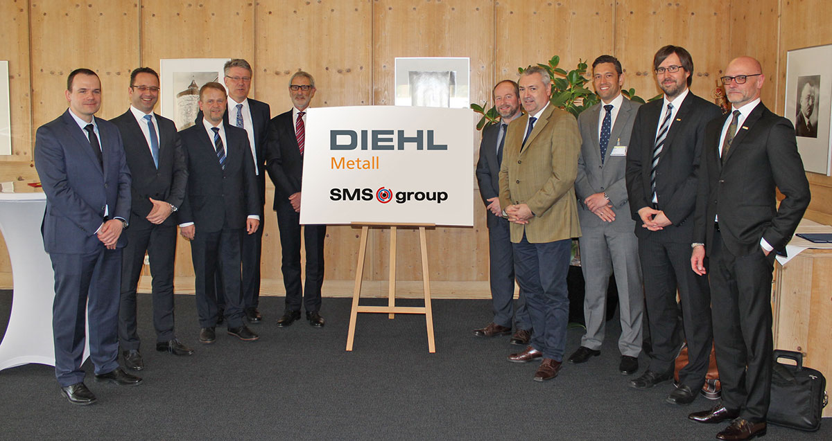 Dr. H. Hoppe (SMS group), G. Ernst (Diehl), H. Strobl (Diehl), R. Wehn (Diehl), U. Vohskämper (SMS group), F. Termöllen (Diehl), U. Höltge (SMS group) M. Hahner (SMS group), T. Kuncz (Diehl), N. Bürger (Diehl) after contract signing.